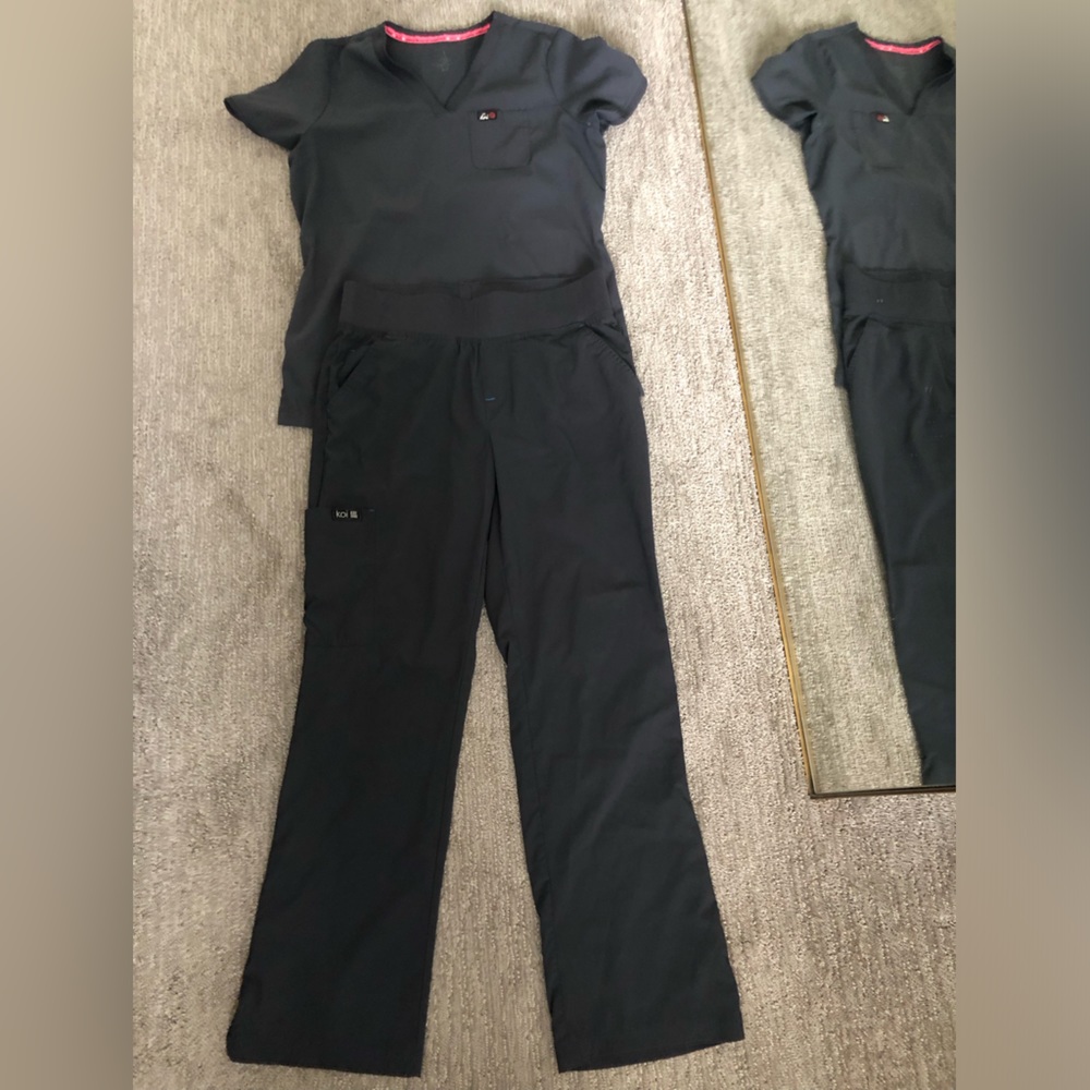 Koi Pewter Women’s Scrub Set